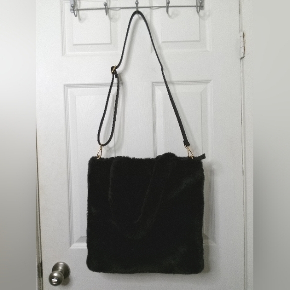 (Clearance) Expressions NYC black 🖤 fluffy crossbody purse - Picture 4 of 8